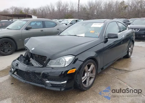2013 Mercedes-Benz C 250 z USA, uszkodzony, nr VIN WDDGJ4HB7DG045268